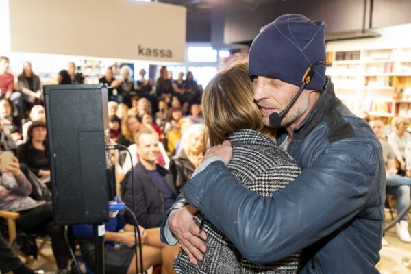 GALERII: ülimenukas ja südamlik Swami Darshi raamatu “Ümbersündimine” esitlus Tallinnas