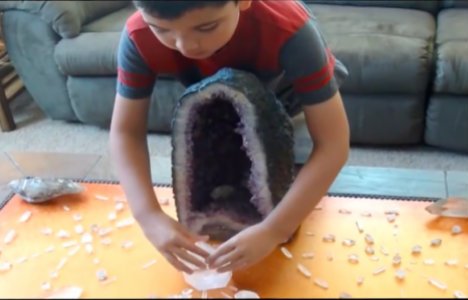 8-aastane poiss ehitas kristallvõrgustiku, et muundada negatiivset energiat positiivseks