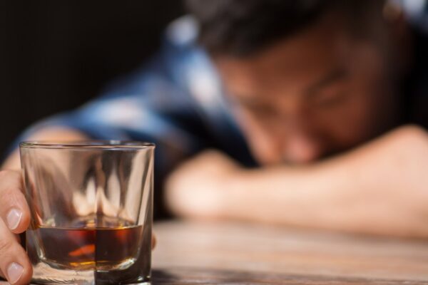 Alkohooliku üks tõsistest päästikutest on üksindus