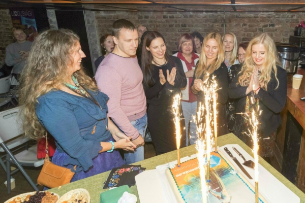 HIIDGALERII: Alkeemia tähistas viiendat sünnipäeva maagilise naiste väe päevaraamatu ilmumisega