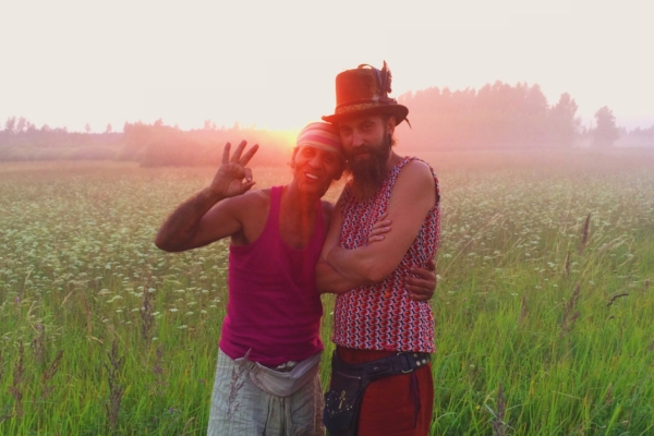 Maailmarändur Tom Valsberg toob Eestisse sel suvel veel neli maailmamuusika superstaari – Dustin Thomase, Darpani, Fantuzzi ja Satyadev Barmani