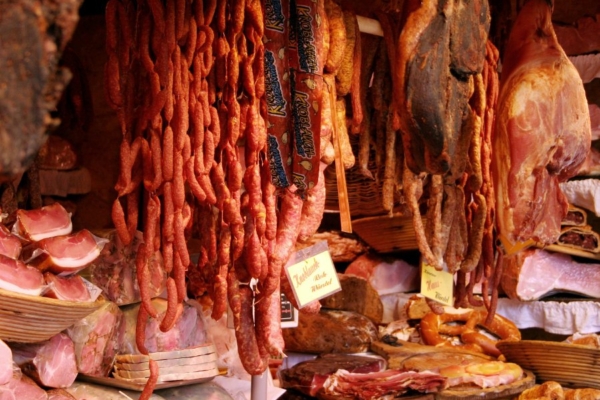 Maailma Terviseorganisatsioon: töödeldud liha koht on vähkitekitavate ainete nimekirjas koos sigarettide, alkoholi, asbesti, arseeni ja plutooniumiga