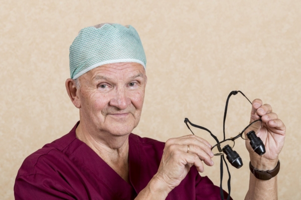 Alkeemia lugemisnurk | Tippkirurgi Toomas Sullingu raamatusse “Südamega südamest” on kokku kogutud poole sajandi jagu hindamatuid kogemusi