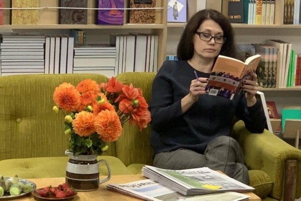 VIDEO: Elisabet Reinsalu loeb katkendit uue Eesti autori Ester Urbala debüütnovellikogust “Jumalik märk”