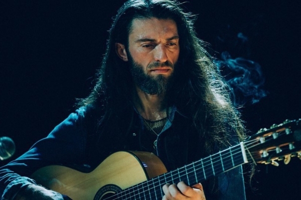 Kitarrimaag Estas Tonne viib kuulajad müstilisele helirännakule