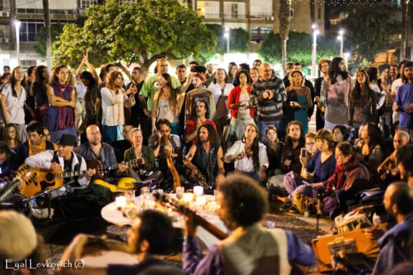Pühapäeval on ülemaailmne ühislaulmise päev: lõunal lauldakse Tammsaare pargis ja õhtul Hopneri majas