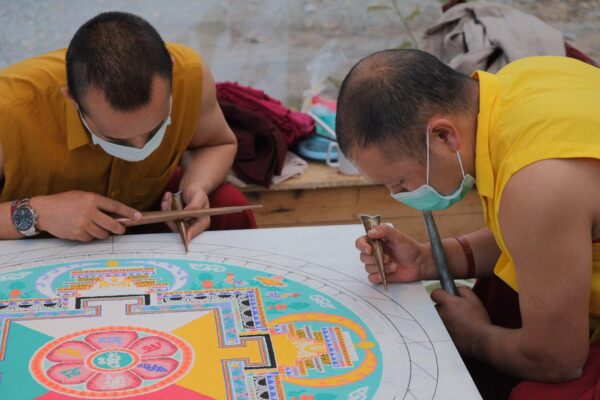 Rahu mikroskeem: veel täna saab Tallinnas näha maailma harmoniseeriva Ravibuda liivamandala loomist