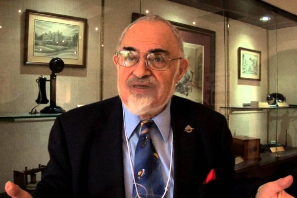 Tuumafüüsik Stanton Friedman on veendunud, et tulnukad on Maad korduvalt külastanud ning nendega tehakse koostööd