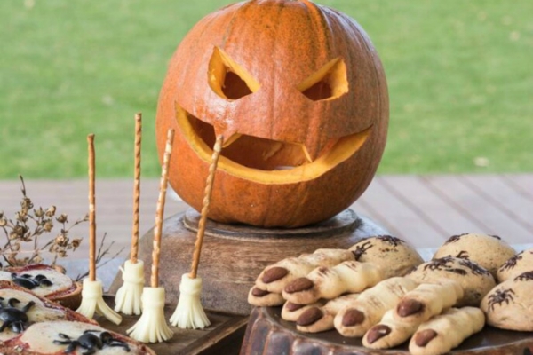 RETSEPTID: Nõiasõrmed, ämblikupitsa, inimluud ja kummitused – Nami-Nami Halloweeni pidulaud on õudne, aga maitsev!