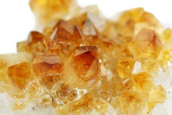 Poolvääriskivide saladused: viis kristalli, mis parandavad su enesetunnet ja toovad õnne