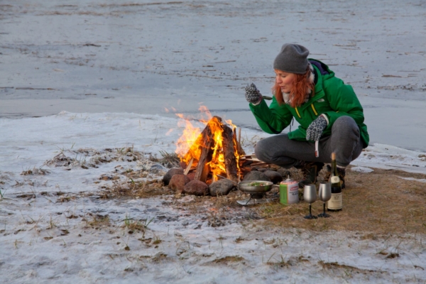 Alkeemia lugemisnurk. Raamatu “Metsaköök” autorid soovitavad minna lähedaste ja sõpradega metsa süüa tegema