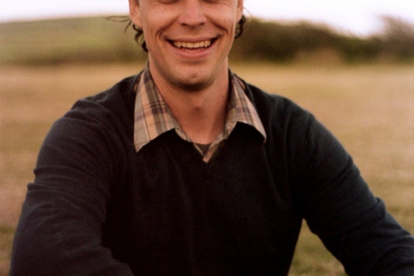 Hingestatud mahemuusika multitalent Peter Broderick esineb reedel Tallinnas