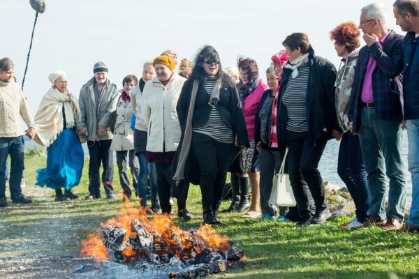 GALERII: Vigala Sassi tuhk puistati tänasel pööripäeval Triigi lahe lainteavarustesse