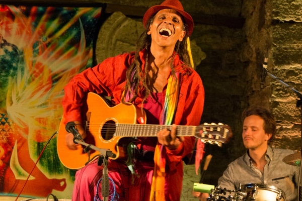 GALERII: Spirituaalse hipilegendi Fantuzzi kontsert tegi Katariina kirikust tantsukatla