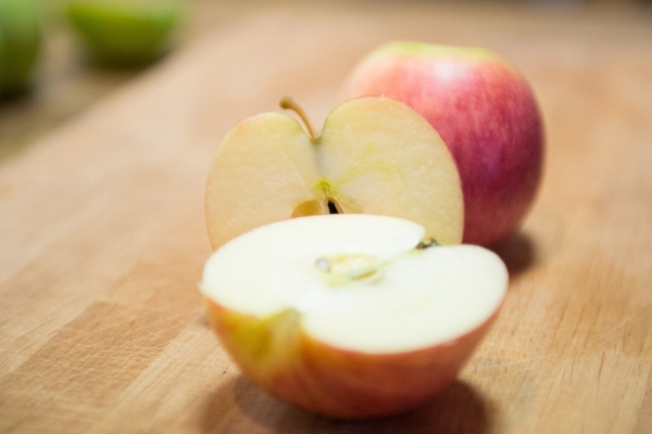 Hirmutav toiduvideo: katse “mürgise” õuna ja Fantaga – kui ohtlik on toit päriselt?