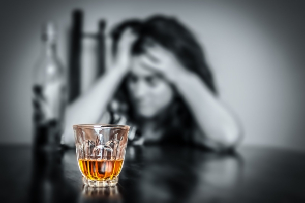 Alkohol ja pere: vaikiv pereliige, mis hävitab suhteid ja elusid