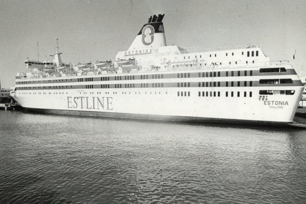 Estonia katastroof: Eesti tabloidse meedia mänglemine pääsemisspekulatsioonidega oli erakordselt nõme