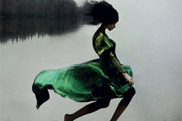 Alkeemia lugemisnurk. Herdis Ojasu “Julgus elada” – elada vabana kohustustest, argirutiinist ja raamidest