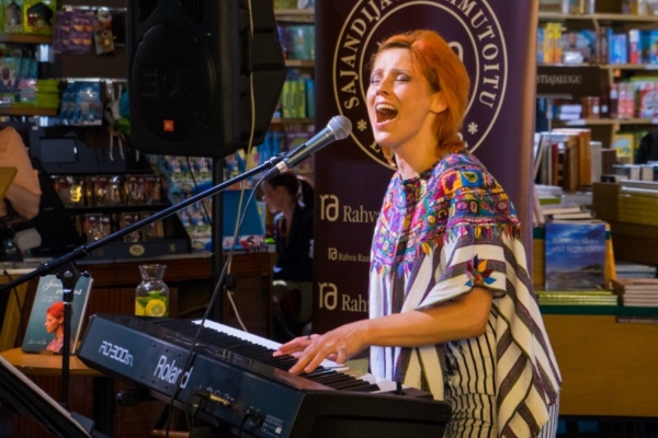 GALERII: Lea Dali Lioni menuraamatu “Joonista valgus” südamlik ja ülipopulaarne esitlus ning publiku muljed