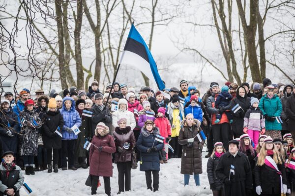 Hiite Maja sihtasutus ja Elurikkuse Erakond kutsuvad üles järgima vana tava ning külastama pidupäeval lippudega hiiepaiku