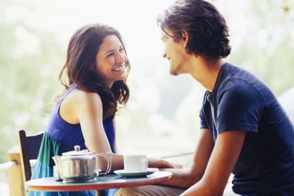 Mees, õpi naiste kehakeel selgeks: 5 märki, et ta on sinust huvitatud