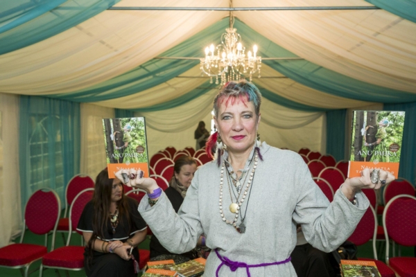 GALERII: šamaan Anu Pahka esitles oma uut raamatut “Nõiakatla tarkuseterad”