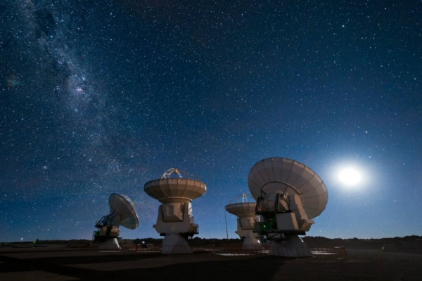 Yuri Milner ja Stephen Hawking kuulutasid välja saja miljoni dollarilise initsiatiivi, mille abil hoogustada elu otsinguid universumis