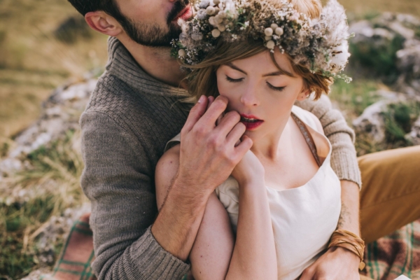 Alkeemia lugemisnurk | Armastuse aastaring: sügavalt naiselik, aus, avameelne ja inspireeriv teekond