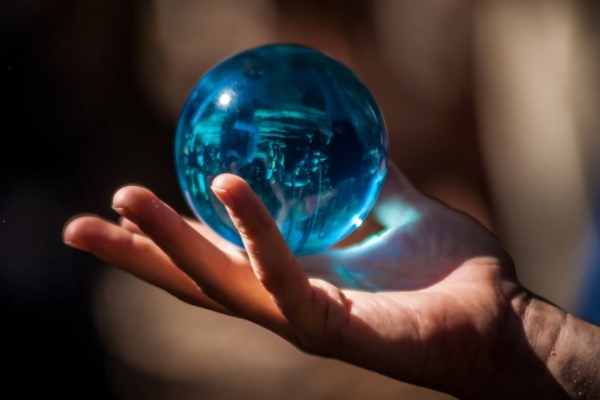 Alkeemia lugemisnurk. Metafüüsiline teos “Meedium” käsitleb taassündi, inimese teadvust, sensitiivseid võimeid ja eelmist elu