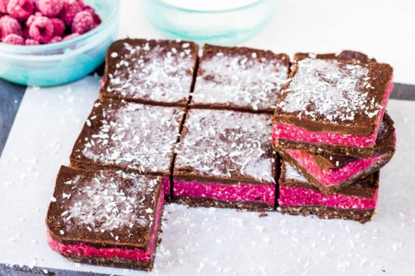 SÕBRAPÄEVA RETSEPT tervisefännidest maiasmokkadele: peaaegu kõigevaba hõrk šokolaadi-vaarika toorkook