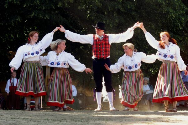 Meie esiisade jälgedes: milline on õige eesti mees ja eesti naine?