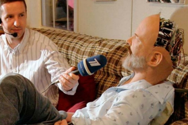 VIDEO: Tehisintellektiga varustatud robot ütleb oma loojale, et kavatseb hakata inimesi hoidma “inimloomaaias”