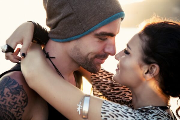 11 märki, mis näitavad eksimatult, et mees on sinusse armunud