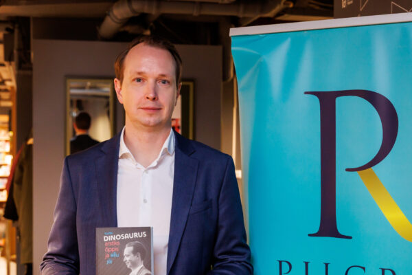 VAATA GALERIID | Toivo Tänavsuu raamatu “Arstitudengipäevik” esitlus oli rahvarohke ja meeleolukas